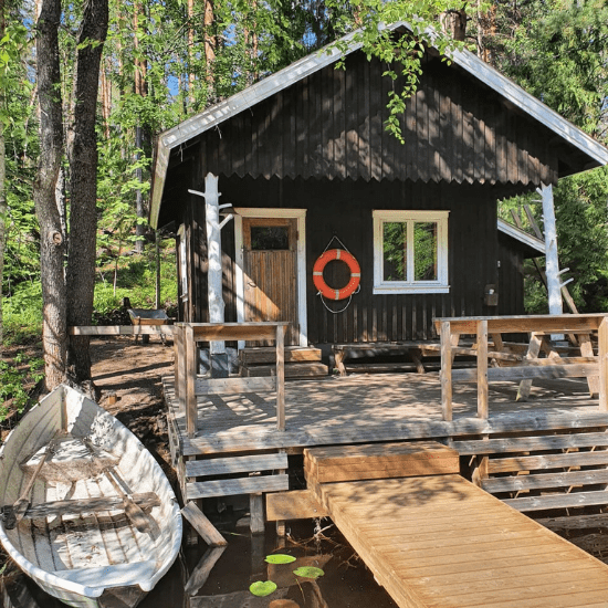 VALKLAMMEN HOUSE & LAKE SAUNA – Green Window