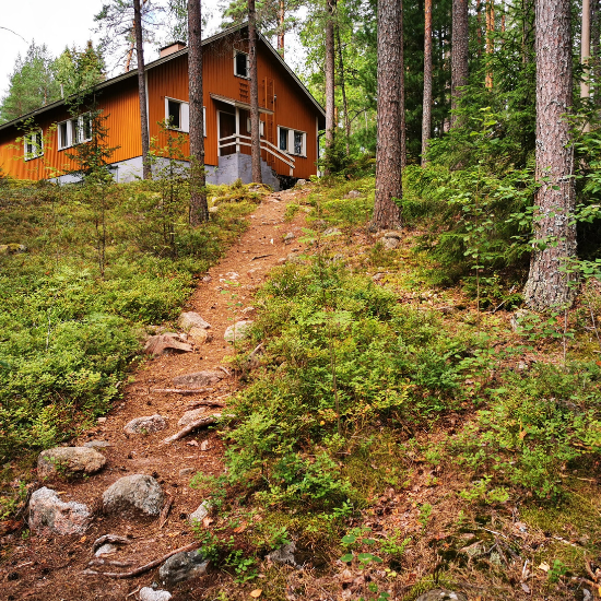 VALKLAMMEN HOUSE & LAKE SAUNA – Green Window