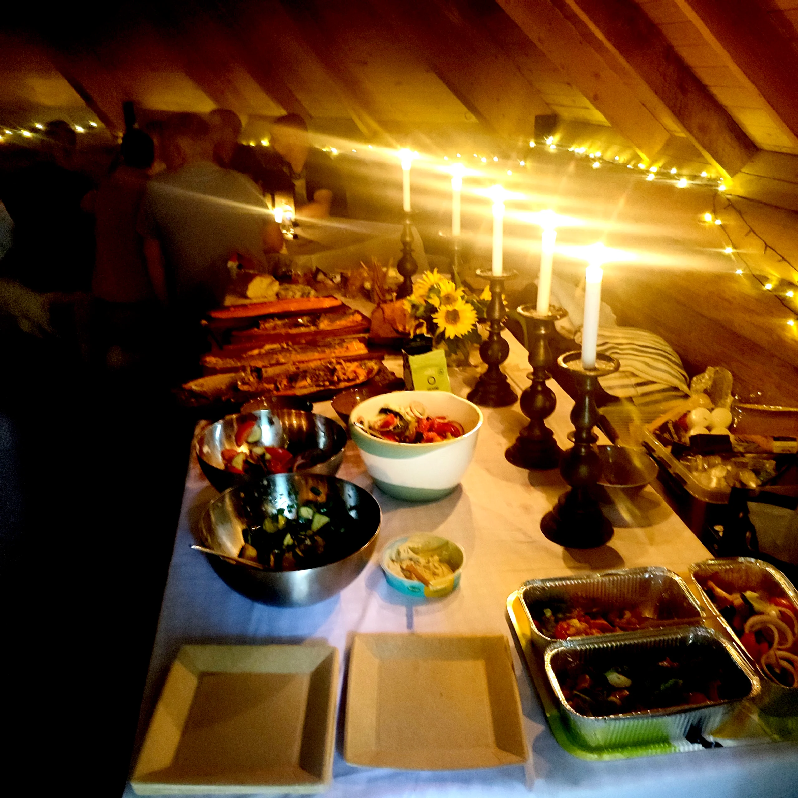 Tykypäivä illallinen perinteisessä kodassa Espoo Helsinki Vantaa työhyvinvointi salaattibuffet avotuli